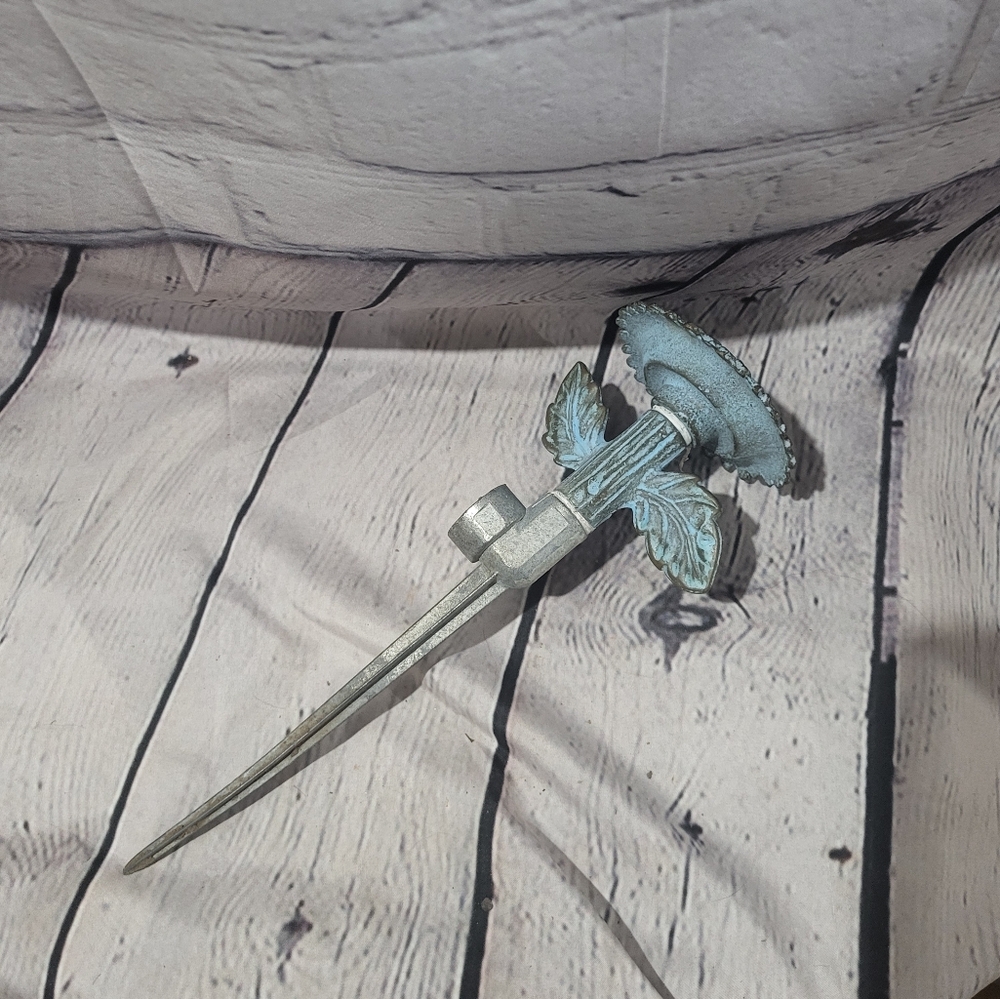 Metal sunflower hose spigot